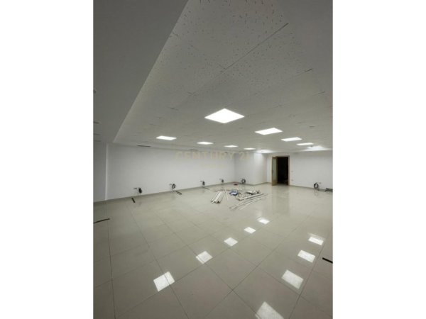 Tirane, jepet me qera zyre Kati 6, 150 m² 2.150 € (Libri Universitar)