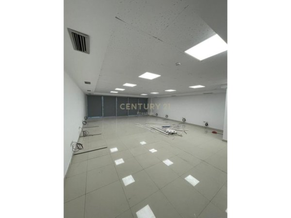 Tirane, jepet me qera zyre Kati 6, 150 m² 2.150 € (Libri Universitar)