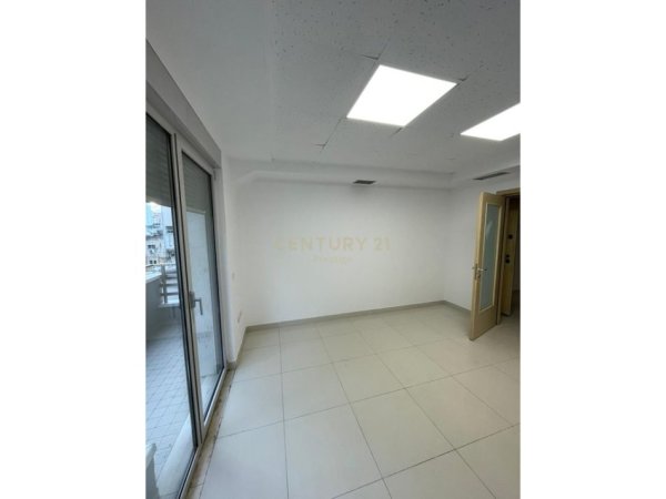 Tirane, jepet me qera zyre Kati 6, 150 m² 2.150 € (Libri Universitar)