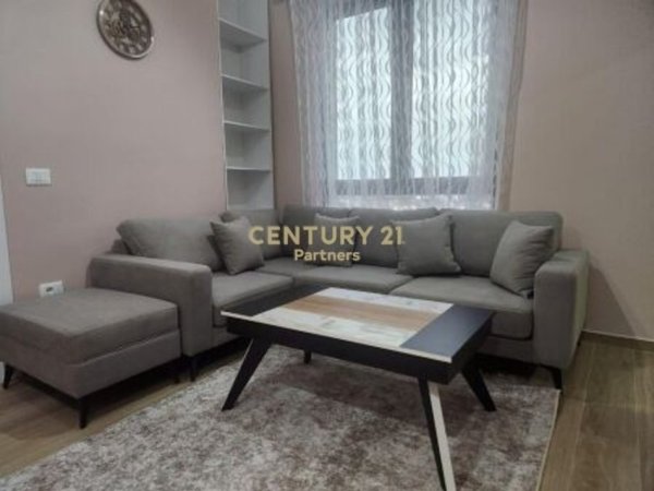 Tirane, jepet me qera apartament 1+1 Kati 4, 65 m² 500 € (Bulevardi Ri)