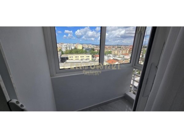 Tirane, jepet me qera apartament 1+1 Kati 7, 50 m² 550 € (Rruga Dritan Hoxha)