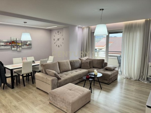 Tirane, jepet me qera apartament 3+1+Ballkon Kati 3, 140 m² 1.300 € (Sunrise Rezidence)