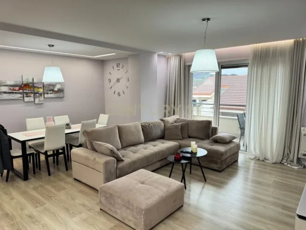 Tirane, jepet me qera apartament 3+1+Ballkon Kati 3, 140 m² 1.300 € (Sunrise Rezidence)