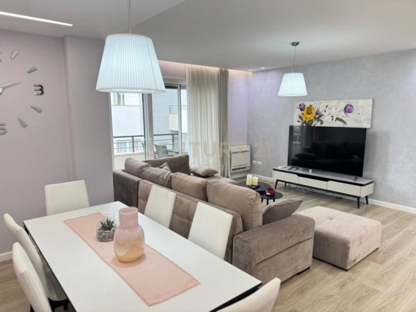 Tirane, jepet me qera apartament 3+1+Ballkon Kati 3, 140 m² 1.300 € (Sunrise Rezidence)