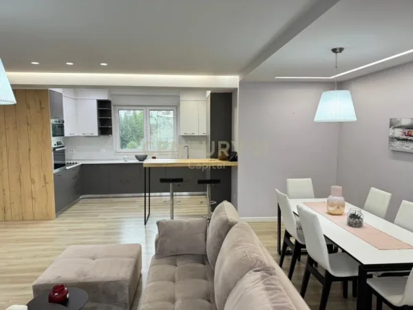 Tirane, jepet me qera apartament 3+1+Ballkon Kati 3, 140 m² 1.300 € (Sunrise Rezidence)