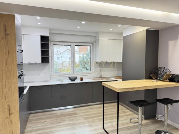 Tirane, jepet me qera apartament 3+1+Ballkon Kati 3, 140 m² 1.300 € (Sunrise Rezidence)