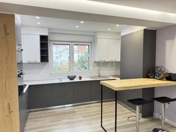 Tirane, jepet me qera apartament 3+1+Ballkon Kati 3, 140 m² 1.300 € (Sunrise Rezidence)