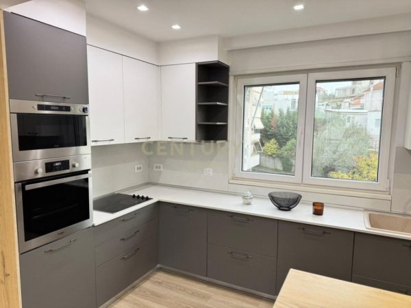 Tirane, jepet me qera apartament 3+1+Ballkon Kati 3, 140 m² 1.300 € (Sunrise Rezidence)