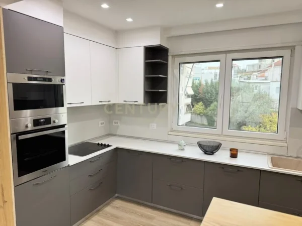 Tirane, jepet me qera apartament 3+1+Ballkon Kati 3, 140 m² 1.300 € (Sunrise Rezidence)