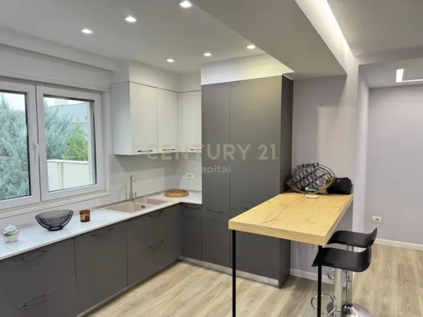 Tirane, jepet me qera apartament 3+1+Ballkon Kati 3, 140 m² 1.300 € (Sunrise Rezidence)