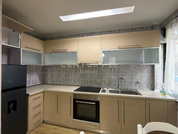 Tirane, jepet me qera apartament 1+1 Kati 2, 76 m² 550 € (Brryli)