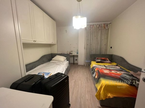 Tirane, jepet me qera apartament 3+1 Kati 10, 170 m² 1.500 € (Ish Blloku)
