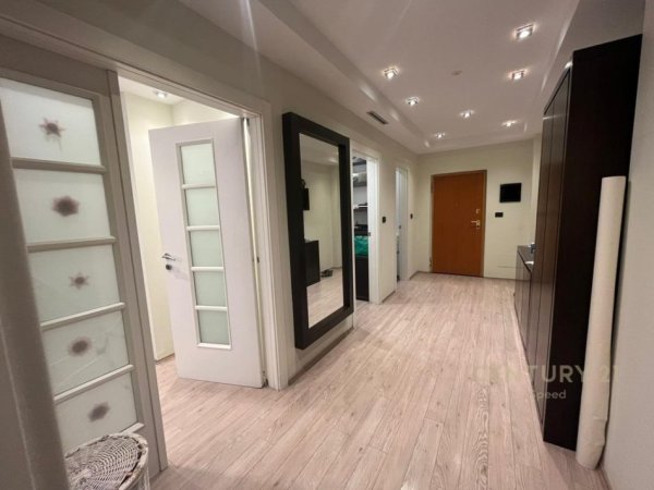 Tirane, jepet me qera apartament 3+1 Kati 10, 170 m² 1.500 € (Ish Blloku)