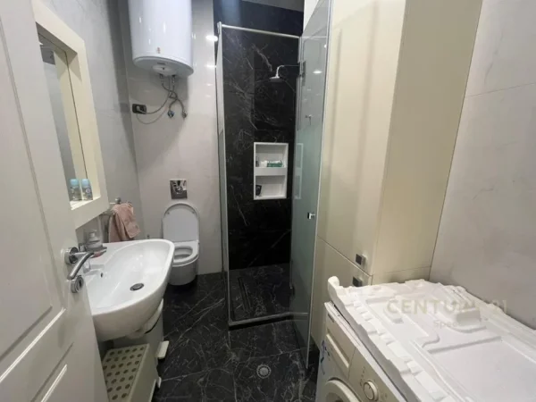 Tirane, jepet me qera apartament 3+1 Kati 10, 170 m² 1.500 € (Ish Blloku)