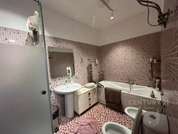 Tirane, jepet me qera apartament 3+1 Kati 10, 170 m² 1.500 € (Ish Blloku)