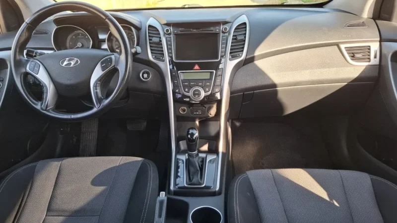 Tirane, shitet makine Hyundai I30 Nafte, gri metalizato automatik Klima 131.000 km 7.300 €