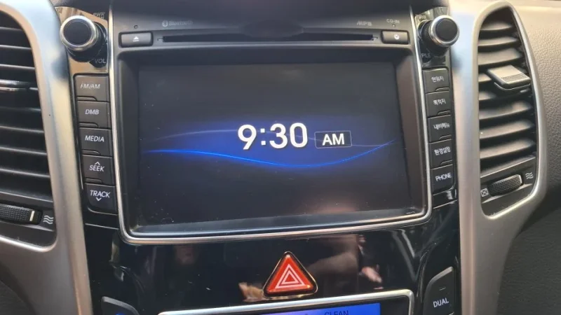 Tirane, shitet makine Hyundai I30 Nafte, gri metalizato automatik Klima 131.000 km 7.300 €