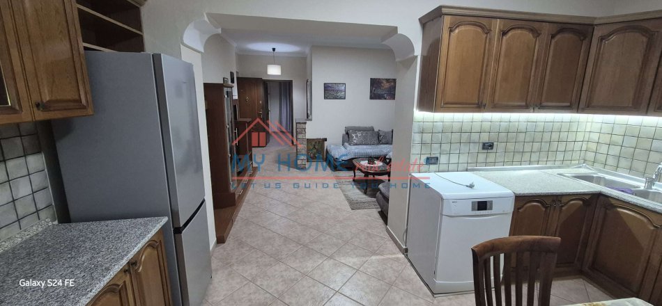Tirane, jepet me qera apartament 1+1+Aneks Kati 1, 65 m² 600 € (Pazari i Ri)
