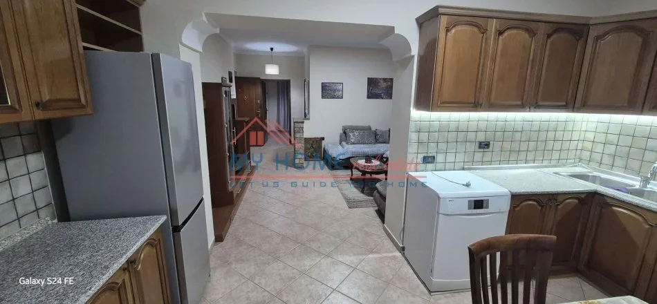Tirane, jepet me qera apartament 1+1+Aneks Kati 1, 65 m² 600 € (Pazari i Ri)