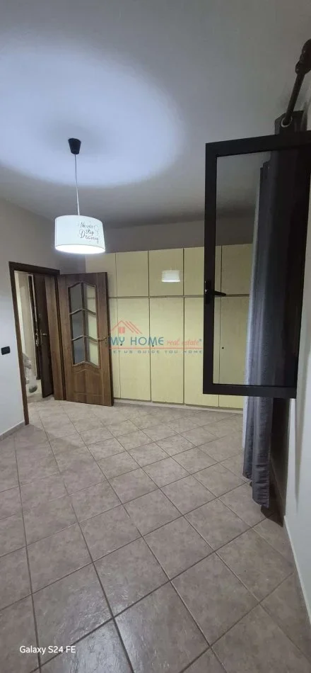 Tirane, jepet me qera apartament 1+1+Aneks Kati 1, 65 m² 600 € (Pazari i Ri)