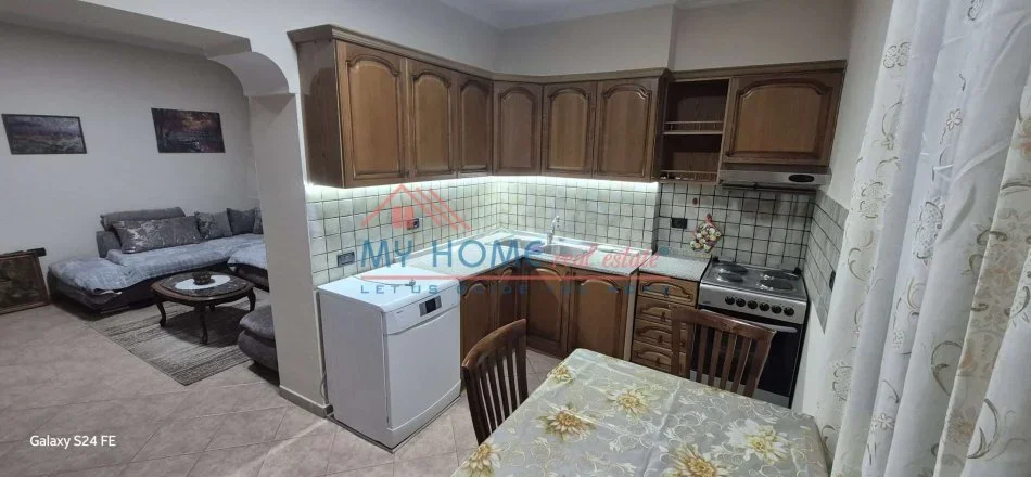 Tirane, jepet me qera apartament 1+1+Aneks Kati 1, 65 m² 600 € (Pazari i Ri)