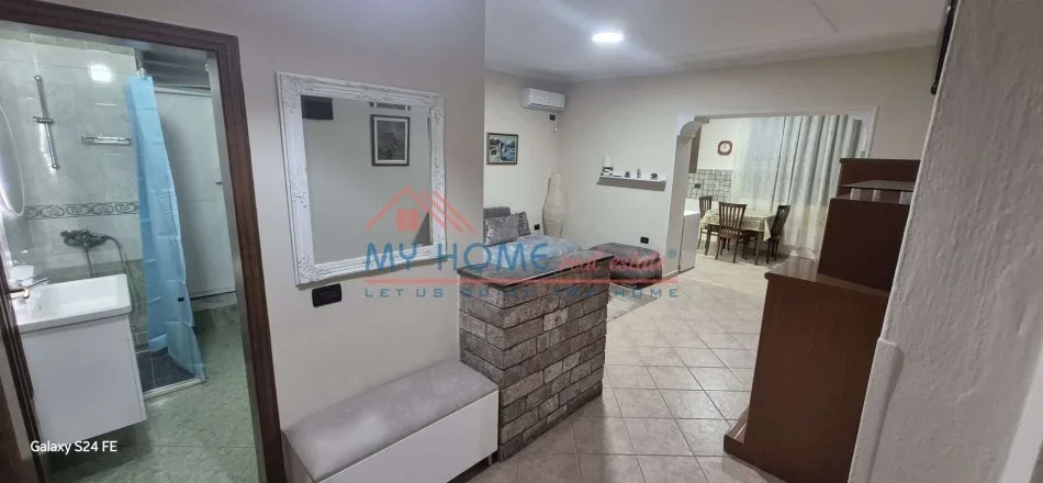 Tirane, jepet me qera apartament 1+1+Aneks Kati 1, 65 m² 600 € (Pazari i Ri)