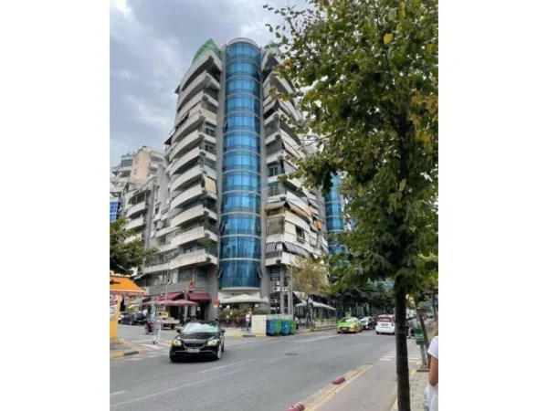 Tirane, jepet me qera ambjent biznesi Kati 0, 32 m² 400 € 