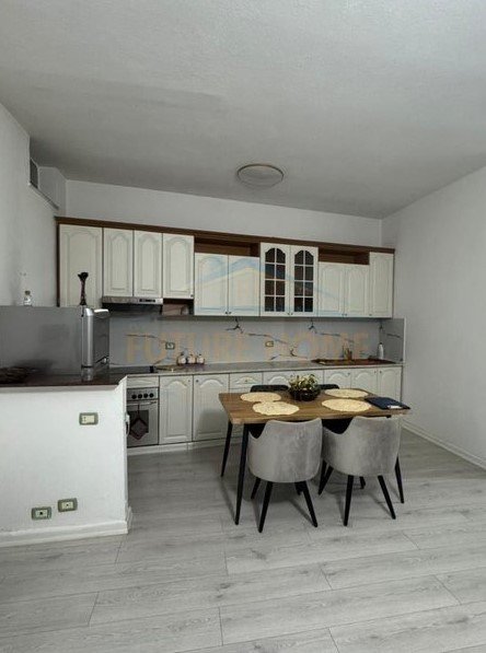 Tirane, jepet me qera apartament 1+1 Kati 2, 70 m² 650 € (Rruga e Barrikadave)