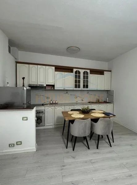 Tirane, jepet me qera apartament 1+1 Kati 2, 70 m² 650 € (Rruga e Barrikadave)