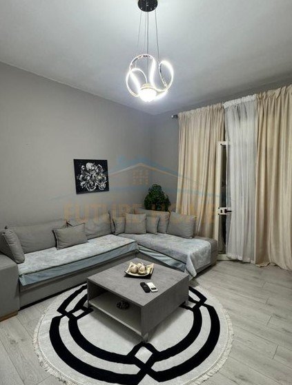 Tirane, jepet me qera apartament 1+1 Kati 2, 70 m² 650 € (Rruga e Barrikadave)