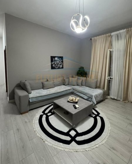 Tirane, jepet me qera apartament 1+1 Kati 2, 70 m² 650 € (Rruga e Barrikadave)