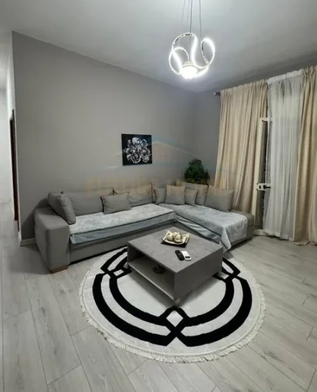 Tirane, jepet me qera apartament 1+1 Kati 2, 70 m² 650 € (Rruga e Barrikadave)