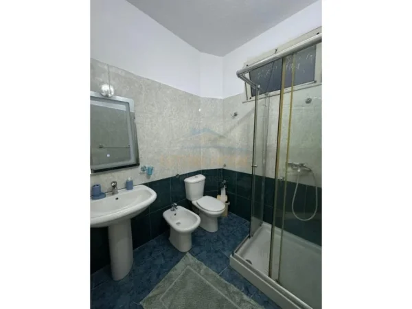 Tirane, jepet me qera apartament 1+1 Kati 2, 70 m² 650 € (Rruga e Barrikadave)