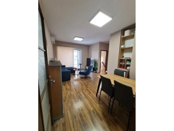 Tirane, jepet me qera ambjent biznesi Kati 2, 140 m² 1.650 € (Prane Zjarrfikses)