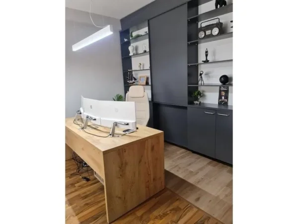 Tirane, jepet me qera ambjent biznesi Kati 2, 140 m² 1.650 € (Prane Zjarrfikses)