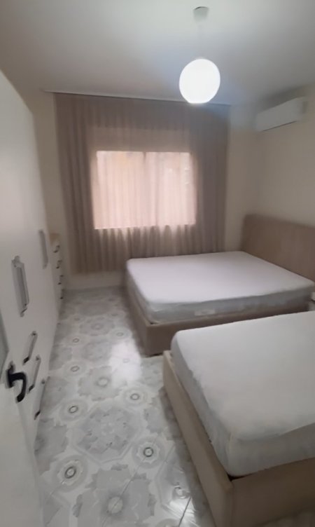 Tirane, jepet me qera apartament 1+1+Ballkon Kati 3, 70 m² 450 € (Zona e Porcelanit, pas UET)