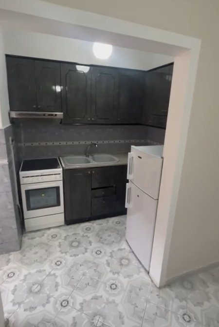 Tirane, jepet me qera apartament 1+1+Ballkon Kati 3, 70 m² 450 € (Zona e Porcelanit, pas UET)