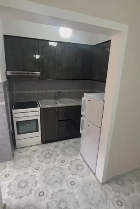 Tirane, jepet me qera apartament 1+1+Ballkon Kati 3, 70 m² 450 € (Zona e Porcelanit, pas UET)