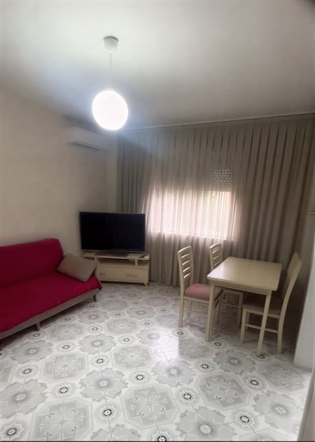 Tirane, jepet me qera apartament 1+1+Ballkon Kati 3, 70 m² 450 € (Zona e Porcelanit, pas UET)