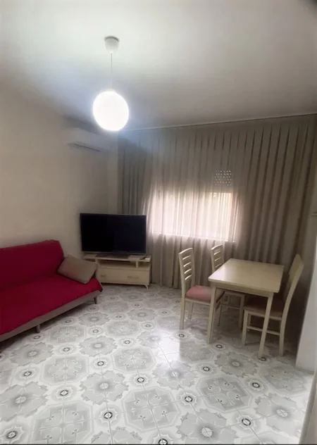Tirane, jepet me qera apartament 1+1+Ballkon Kati 3, 70 m² 450 € (Zona e Porcelanit, pas UET)