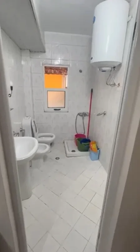 Tirane, jepet me qera apartament 1+1+Ballkon Kati 3, 70 m² 450 € (Zona e Porcelanit, pas UET)