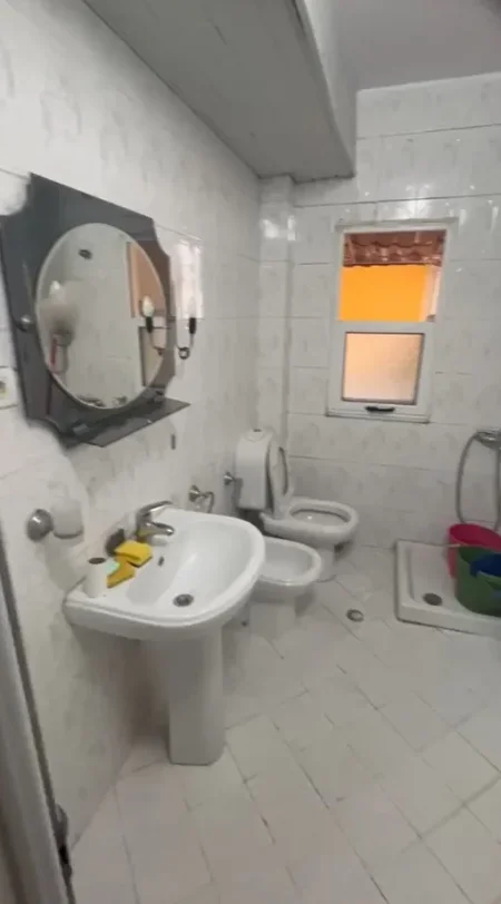 Tirane, jepet me qera apartament 1+1+Ballkon Kati 3, 70 m² 450 € (Zona e Porcelanit, pas UET)