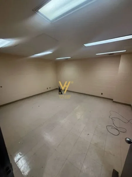 Tirane, jepet me qera dyqan Kati 0, 30 m² 500 € (BRRYLI)