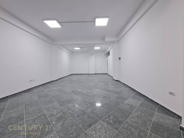 Tirane, jepet me qera ambjent biznesi Kati 0, 250 m² 2.200 € (Yzberish)
