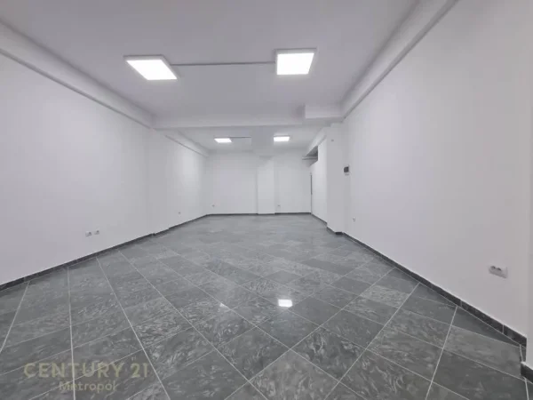 Tirane, jepet me qera ambjent biznesi Kati 0, 250 m² 2.200 € (Yzberish)