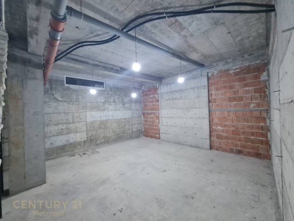 Tirane, jepet me qera ambjent biznesi Kati 0, 250 m² 2.200 € (Yzberish)