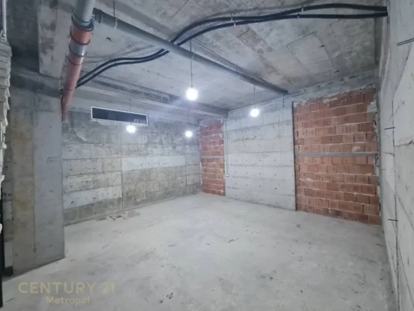 Tirane, jepet me qera ambjent biznesi Kati 0, 250 m² 2.200 € (Yzberish)
