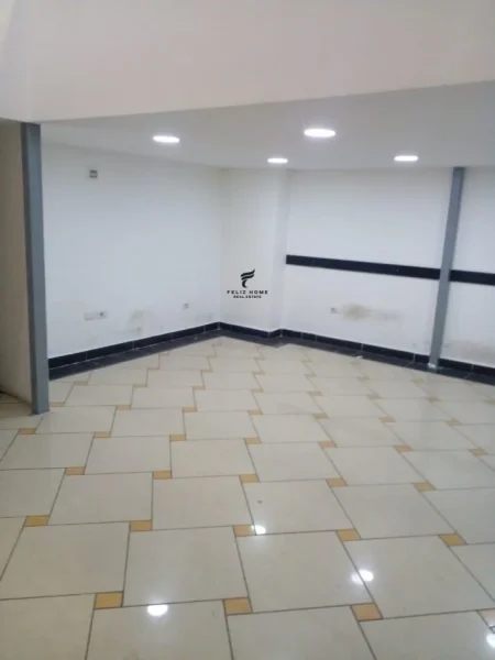 Tirane, jepet me qera ambjent biznesi Kati 2, 60 m² 600 € (RRUGA E BARRIKADAVE)