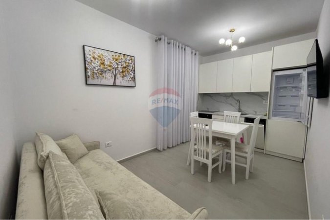 Tirane, jepet me qera apartament 1+1 , 57 m² 500 € (Komuna e Parisit)
