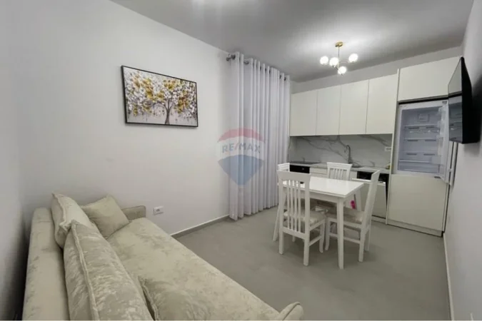 Tirane, jepet me qera apartament 1+1 , 57 m² 500 € (Komuna e Parisit)